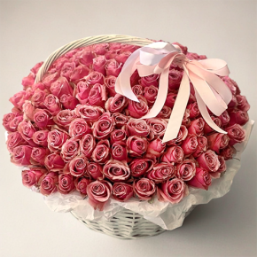 Композиция в корзине из 151 розы Ревиваль в Пущино
