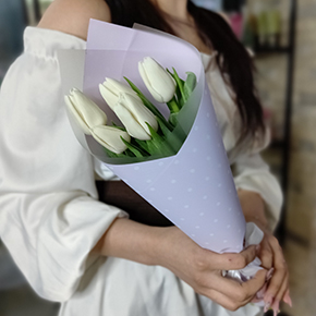 Букетик из 5 белых тюльпанов в Пущино
