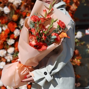 Букет "На закате дня" из гладиолусов, калл, гиперикума и диантусов в Пущино