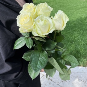 Букет из 5 белых роз (70 см) в Пущино