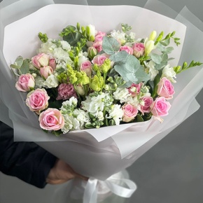 Букет "Особый случай " из ароматных маттиол, фрезий и кустовых роз в Пущино