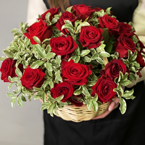 Композиция в корзине "Евгения" из 25 роз и питаспорума в Пущино