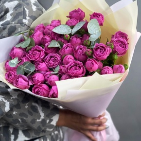 Букет "Малиновый бисквит" из кустовых и пионовидных роз и эвкалипта в Пущино
