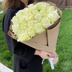 Букет из 25 белых роз в крафте (70 см) в Пущино