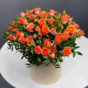 Композиция в шляпной коробке из оранжевых кустовых роз в Пущино