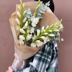 Букет из 5 белых гладиолусов и эвкалипта в Пущино