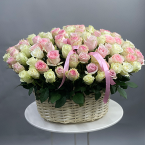 Композиция в корзине из 101 кенийской розы пастельный микс (40 см) в Пущино