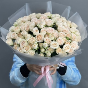 Букет из 35 кремовых кустовых роз (50 см) в Пущино
