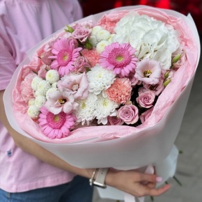 Букет "Розовые облака" из хризантемы, кустовых роз, диантусов, гортензии и эустом в Пущино