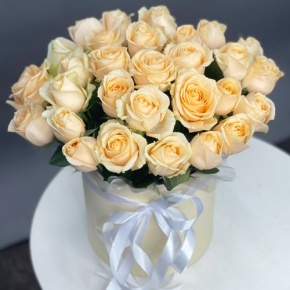 Композиция в шляпной коробке из 35 кремовых кенийских роз в Пущино