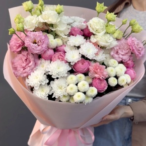 Букет "Задыхаюсь от нежности" из хризантемы, кустовых пионовидных роз, диантусов и эустом в Пущино