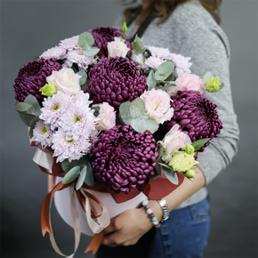 Композиция в шляпной коробке "Наденька" из хризантем Бигоуди, эустом и эвкалипта в Пущино