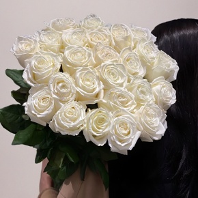 Монобукет из 25 белоснежных роз Эквадор Плая Бланка (60 см) в Пущино