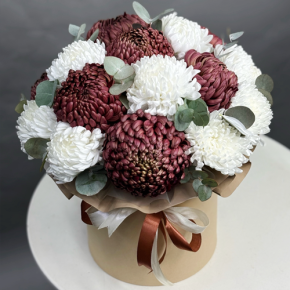 Композиция в шляпной коробке из 19 хризантем  в Пущино