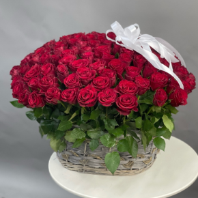 Композиция в корзине из 101 красной розы в Пущино