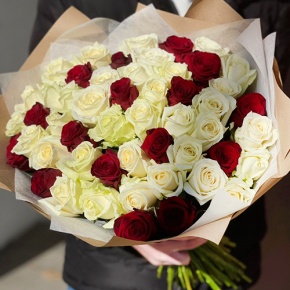 Букет 51 белая и красная роза (50 см) в Пущино