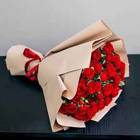 Букет 15 кустовых красных роз в Пущино