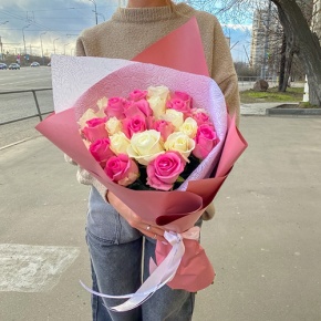 Букет из 25 розовых и белых роз (50 см) в Пущино