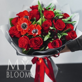 Букет "Антарес" из красных роз, анемонов и альстромерий в Пущино