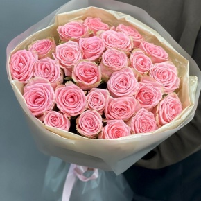 Букет из нежных 25 роз Софи Лорен (60 см) в Пущино