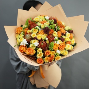 Букет "Осенние грёзы" из лейко, роз, фрезий, скиммии, молюцеллы и лейко в Пущино