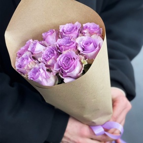 Букет из 11 лиловых роз в крафте (40 см) в Пущино