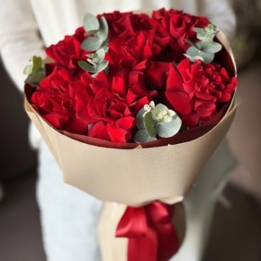 Букет "Красная пантера" из 7 роз Эквадор и эвкалипта в Пущино