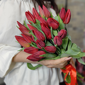 Букет из 25 красных тюльпанов в Пущино
