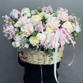 Композиция в корзине из роз Эквадор и ароматных маттиол в Пущино