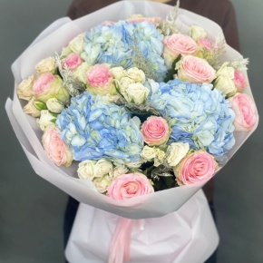 Букет "Легкий ветерок" из роз, конифера и гортензий в Пущино