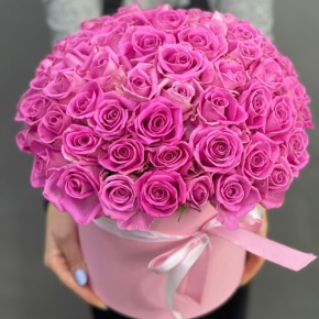 Композиция в шляпной коробке из 71 кенийской розы в Пущино