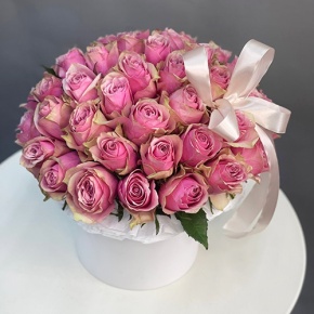 Композиция в шляпной коробке из 43 роз в Пущино