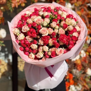 Букет из 35 кустовых роз микс (50 см) в Пущино