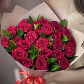 Букет из 25 красных роз и рускуса (50 см) в Пущино