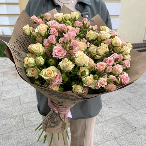 Букет из 19 кустовых роз в крафте (60 см) в Пущино