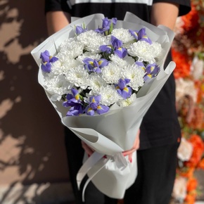 Букет из ирисов и хризантем в Пущино