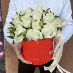 Композиция в шляпной коробке из 25 белых роз в Пущино