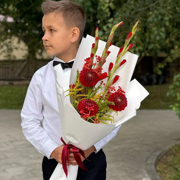 Букет на 1 сентября с красными гладиолусами, георгинами и калиной в Пущино