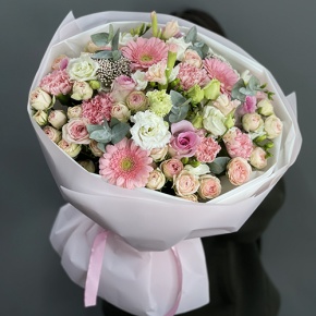 Букет "Я с тобой" из роз, эвкалипта, гербер, ароматных фрезий, озатамнуса, эустом и диантусов в Пущино