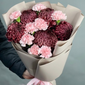 Букет из хризантем Бигоуди и розовых диантусов в Пущино