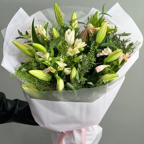 Букет из ароматных лилий и альстромерий в Пущино