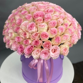 Композиция в шляпной коробке из 151 розы кения в Пущино