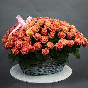 Композиция в корзине из 101 розы Мисс Пигги (50 см) в Пущино