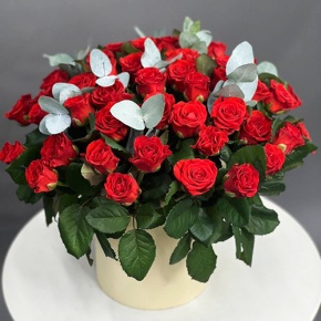 Композиция в шляпной коробке из роз Эль Торо с эвкалиптом в Пущино