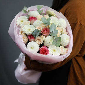 Букет "Пандора" из роз, эвкалипта, гербер и хризантем Момоко в Пущино