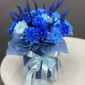 Композиция в шляпной коробке "Магия синего" из хризантем и конифера в Пущино