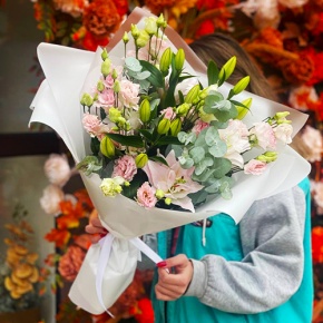 Букет "Моё лето" из ароматных пионовидных лилий и махровых эустом в Пущино