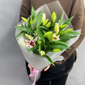 Монобукет из 3 бело-розовых лилий в Пущино