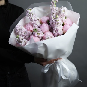 Букет "Покажи мне любовь" из пионов Сара Бернар и ароматных маттиол в Пущино