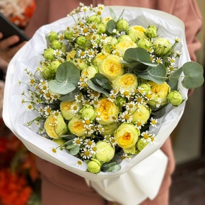 Букет "Иветта" из лимонных пионовидных кустовых роз и ромашек в Пущино
